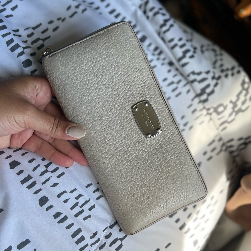 Michael kors tan wallet